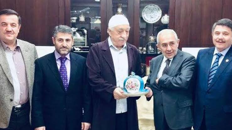 Terör örgütü lideriyle fotoğrafı olan bir kimse hiçbir ülkede bakanlık yapamaz.!
Ama bizde Nureddin Nebati yapabiliyor üstelik devletin hazinesi teslim ediliyor yüzsüzlük diz boyu.