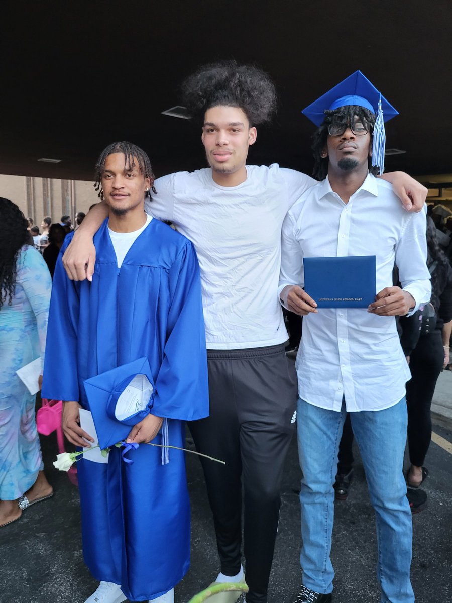 2angiejj's tweet image. Congratulations @1neljr_ @codyhead15 on your Graduation so proud of you both🎉🎉