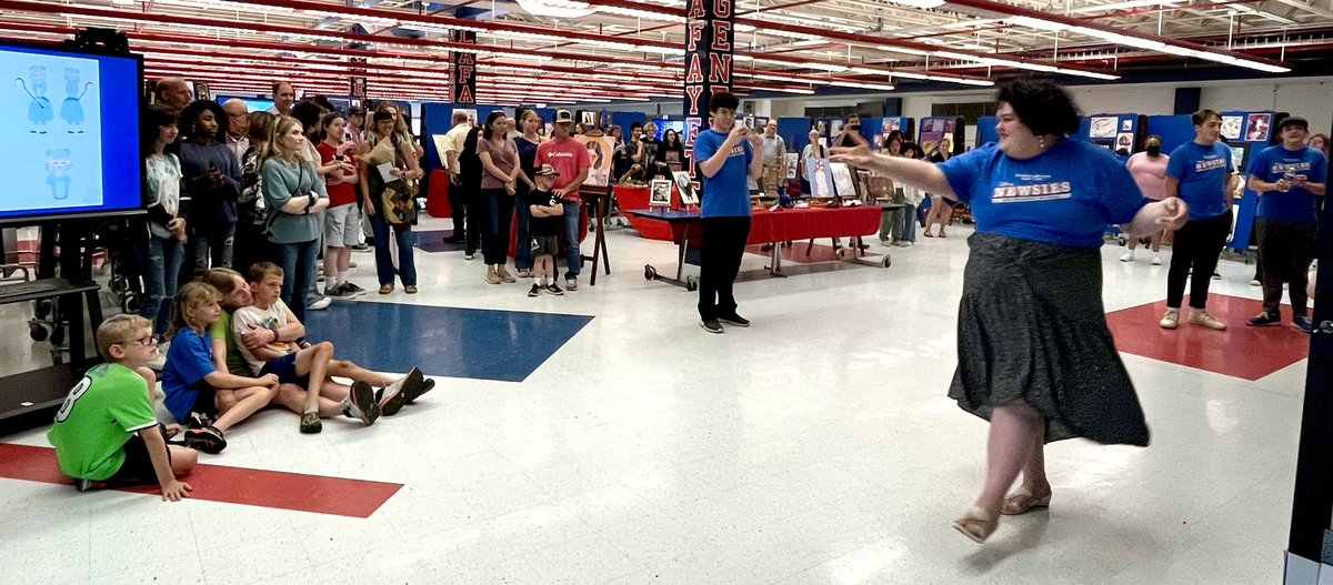 vanessajirik's tweet photo. We had a wonderful integral Arts Showcase last night at LHS! So grateful for all of our wonderful students who submitted work or performed. We have a wildly talented bunch of students I’m thankful to work with them each and every day. #fcps #lhs #scapa #cte #artworks https://t.co/ipLhuwcXKT