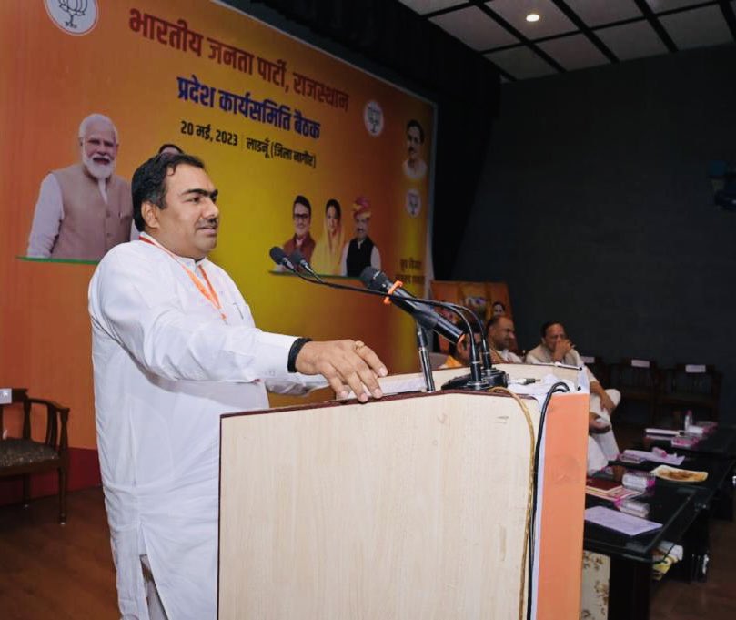 chshekharbjp's tweet photo. प्रदेश कार्यसमिति बैठक के समापन सत्र में स्टीकर विमोचन एवं महाभ्रष्ट कांग्रेस सरकार को उखाड़ फेंकने के विजय संकल्प के साथ संपन्न हुई।
@BJP4Rajasthan @ArunSinghbjp 
@cpjoshiBJP @Rajendra4BJP https://t.co/Wf87nanU3B