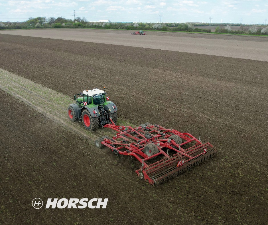 HORSCHMaschinen's tweet photo. Teamwork at its best 🤝 

▶ Terrano GX 👉 rest of seedbed preparation 

Directly followed by: 

▶ Maestro CX 👉 sowing maize 

How is the situation with you? 
Have you been able to hide the maize in the soil yet? https://t.co/Vz4SNjQzG2