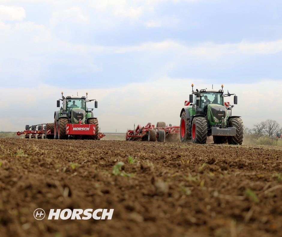 HORSCHMaschinen's tweet photo. Teamwork at its best 🤝 

▶ Terrano GX 👉 rest of seedbed preparation 

Directly followed by: 

▶ Maestro CX 👉 sowing maize 

How is the situation with you? 
Have you been able to hide the maize in the soil yet? https://t.co/Vz4SNjQzG2