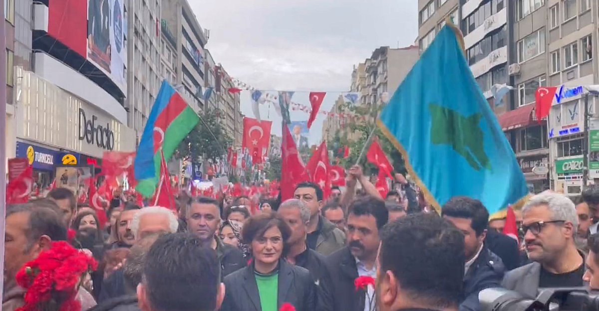 Kılıktan kılığa,
Şekilden şekile giriyorlar.
İnsanın aklı almıyor.