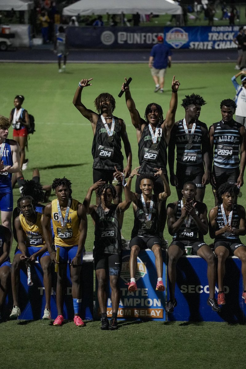 TheKylerCollins's tweet photo. Under dogs 🏆 Blessed to win with this team and all our accomplishments and record breaking runs‼️@Court92986 @JustinWhidbee11 @ColeTabb @KalebHollins https://t.co/ajeTvHu0Xi