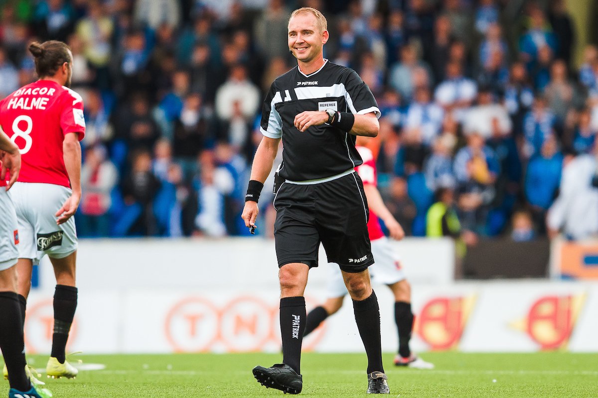 Tänään pelatun #Veikkausliiga'n ottelun KuPS - FC Lahti #erotuomari Dennis Antamo (221) nousee tuomittujen miesten pääsarjapelien määrässä viidenneksi ohi Mikko Vuorelan (220), joka tuomitsi Veikkausliigassa 1994-2008. Antamo nousi pääsarjaan kaudeksi 2011.

📷: <a href="/ojantunen/">Olli Jantunen</a>