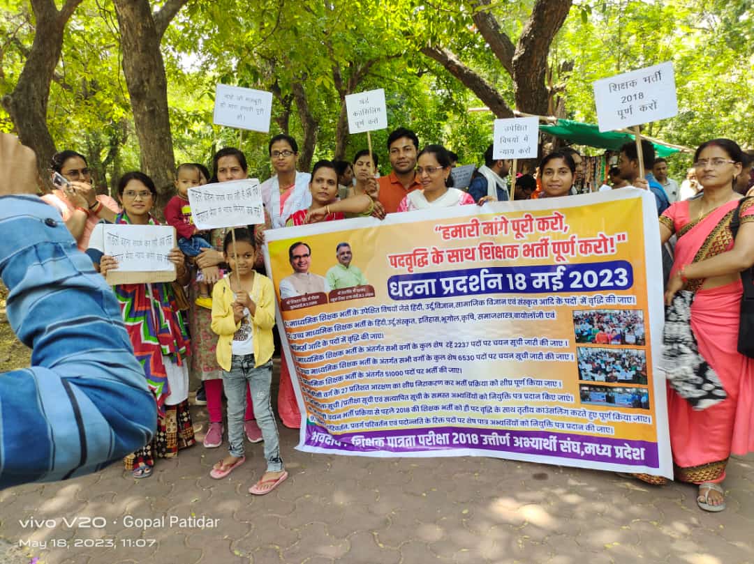 VsKaketiya1's tweet photo. द बेरोजगार स्टोरी
#MPTET2018 वर्ग 1 और 2 के उपेक्षित विषय #हिन्दी_सामाजिकविज्ञान_विज्ञान विषयों मे 3000-3000 पदों पर
#पद_वृद्धि_थर्ड_काउंसलिंग_2018 करे साथ ही जिन वंचित अतिथि शिक्षकों का अनुभव छूट गया है उन्हें सत्र 20-21 तक अनुभवधारी मान कर थर्ड कॉउंसलिंग में 25% का लाभ दिया जाए https://t.co/eo7qGGyIQd