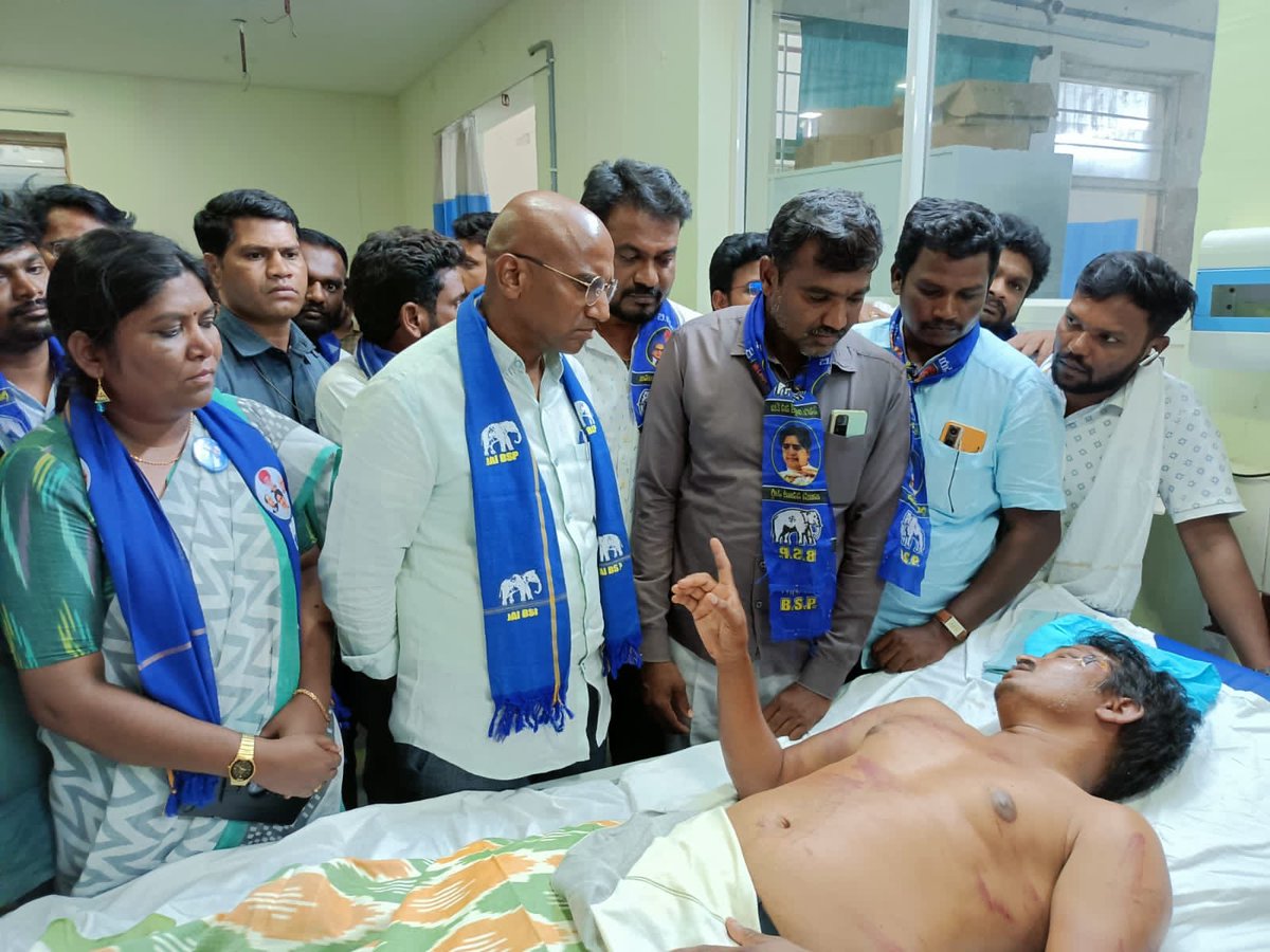 RSPraveenSwaero's tweet photo. ఇప్పుడే సూర్యాపేట ఏరియా హాస్పిటల్ లో తుంగతుర్తి ఎమ్మెల్యే గాదరి కిషోర్ అనుచరుల చేతిలో హత్యాయత్నానికి గురైన అడ్వకేటు యుగందర్ గారిని పరామర్శించాను. హాస్పిటల్ వద్ద ఇప్పటికీ ఒక్క పోలీసు కూడా ఈ బాధితుడి వాంగ్మూలాన్ని నమోదు చేయలేదంటే పోలీసు వ్వవస్థ నిందితులతో ఎట్ల కుమ్మక్కయిందో చూడండి! https://t.co/q5SKMNkpIR