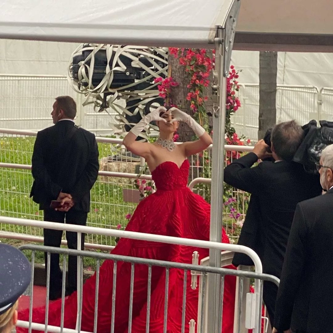 SofiaCTeams's tweet photo. .@SofiaCarson waves to fans at the Cannes Film Festival https://t.co/VHmuF7Siaz