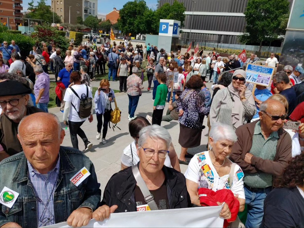 PorCdv's tweet photo. Gran participación en la manifestacio de Sabadell en defensa de la #sanidadpública.

Esto sólo es el principio, ahora toca no desfallecer en la lucha hasta conseguirlo.
Acércate a tu AAVV y colabora o contacta con nosotras.

Si luchas, puedes perder. Si no luchas, ya has perdido" https://t.co/37b694FM7j