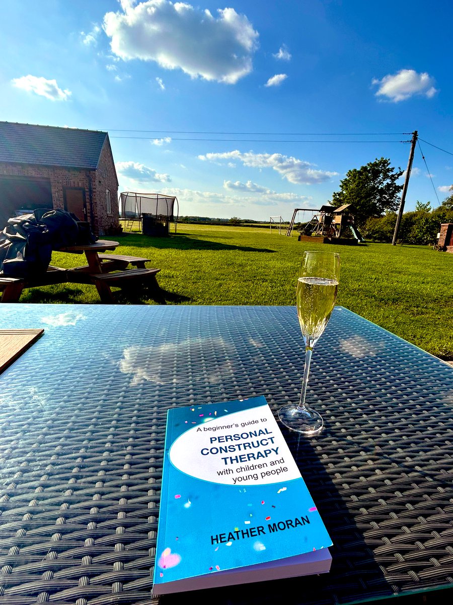 LauraShawTEP's tweet photo. Perfect Saturday evening 🥂📚☀️#personalconstructpsychology #twittereps https://t.co/rkJ0yFqL5U