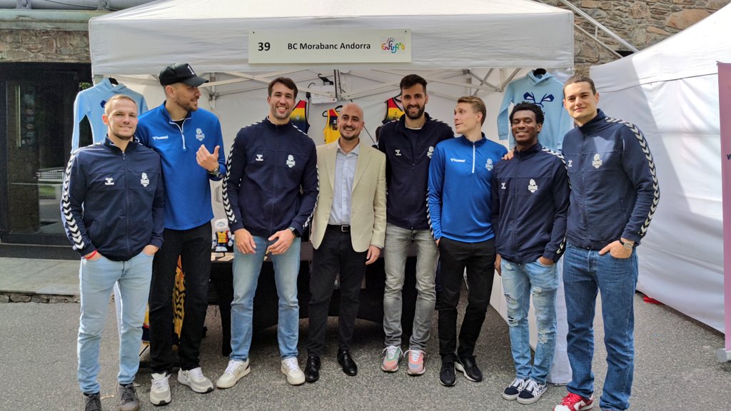 morabancandorra's tweet photo. 🏀♥️🔝
Bona part de l'equip ha estat aquesta tarda a L'ENFIRA'T d'Encamp. Gràcies al @ComuEncamp per convidar-nos a aquestes coses que ja sabeu que ens apuntem ràpid. Ens encanten!
#SomUnPais https://t.co/wsyV8E77Mg