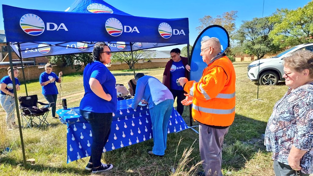 DA_Mpumalanga's tweet photo. 📌eMalahleni

#FixTheRoads #EndPotholes 

 A 12-hour vigil to publicise the dangerous potholes on the corner of Duvenhage Street &amp; Bridgeman Crescent in Die Heuwel Ext 4.
none of the street lights work, ensuring that the potholes are not visible.

#DAatWork
#VoteDA2024 https://t.co/CYsXsnaaGO
