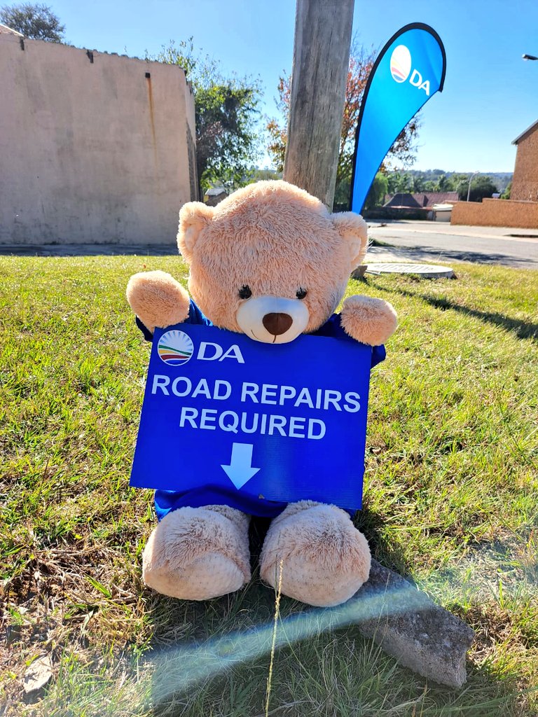 DA_Mpumalanga's tweet photo. 📌eMalahleni

#FixTheRoads #EndPotholes 

 A 12-hour vigil to publicise the dangerous potholes on the corner of Duvenhage Street &amp; Bridgeman Crescent in Die Heuwel Ext 4.
none of the street lights work, ensuring that the potholes are not visible.

#DAatWork
#VoteDA2024 https://t.co/CYsXsnaaGO
