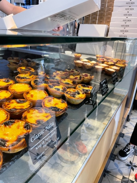 u_belight's tweet photo. What a beautiful day in London! 🌞

Taking the time to live in the moment and enjoy the sun. 😍 
Treating myself to a delicious Portuguese pastel de nata! 

Life is good! 😊💖 

What's your favourite way to enjoy a sunny day?

#LondonLife #PastelDeNata #CarpeDiem https://t.co/70FadBQpZT