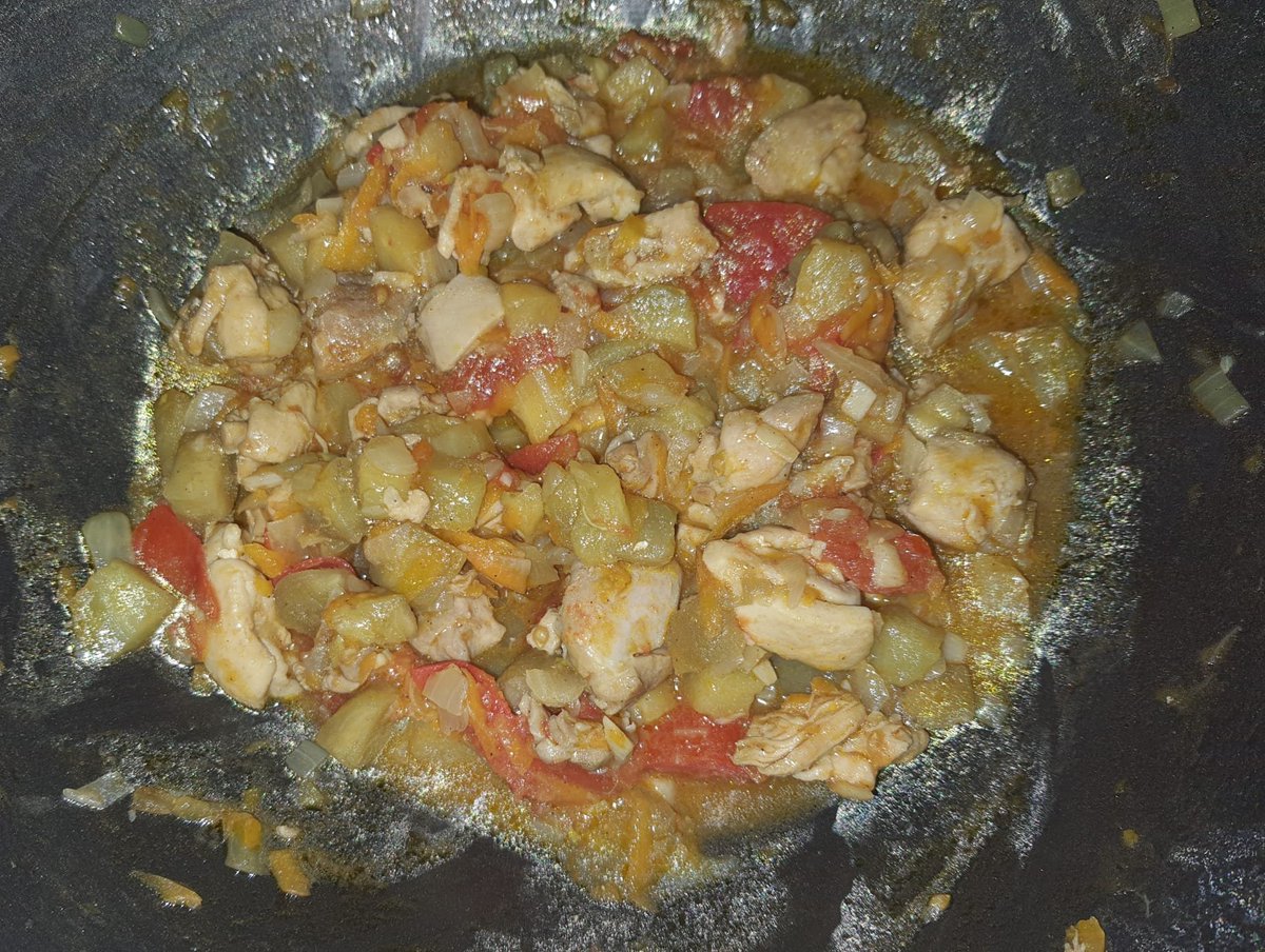 Sauté de poulet, aubergines, tomates, huile de sésame, ail, carottes et oignons au wok.