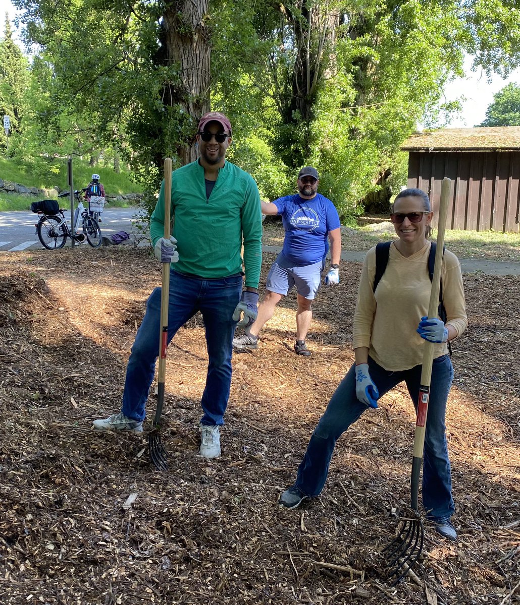 Sometimes being a public servant means getting your hands literally dirty. Great to support the #OneSeattle #DayofService! Thank you @MayorofSeattle and team for organizing this event. @WDWAnews is out here in force!