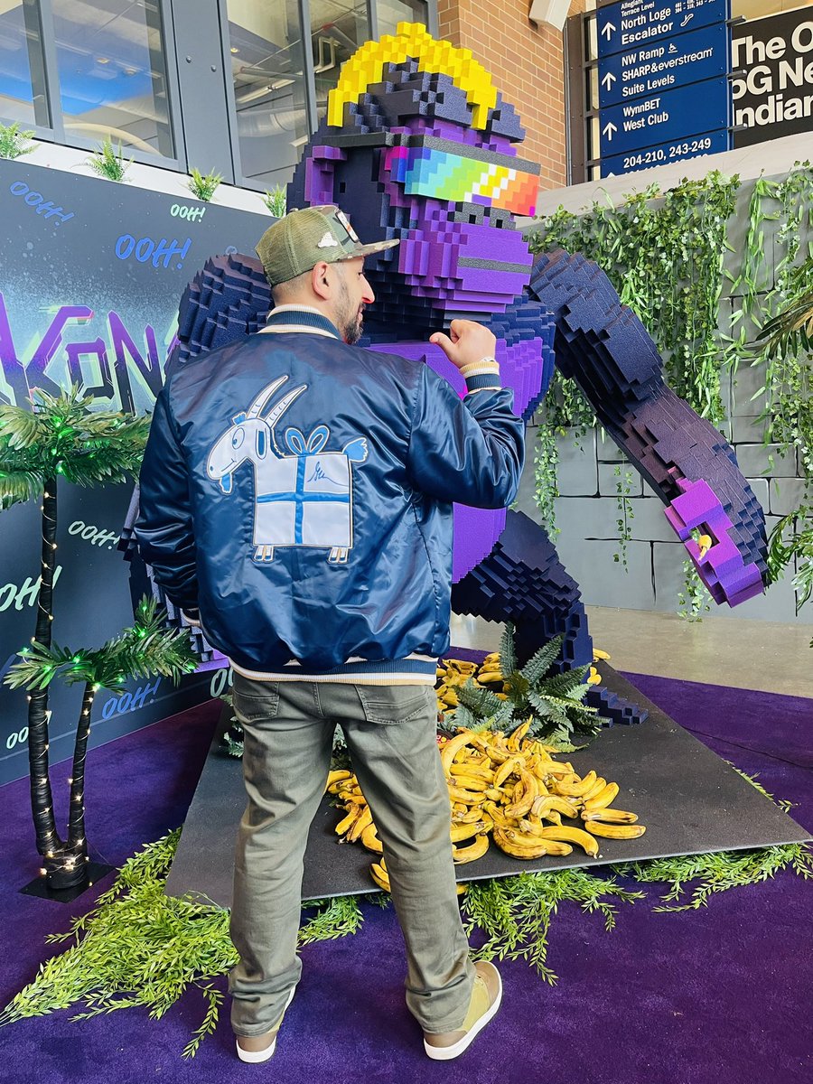 The 🐐 with the <a href="/CyberKongz/">CyberKongz</a> here <a href="/veecon/">VeeCon</a>!!! 🔥 🔥 #OOH #veecon2023