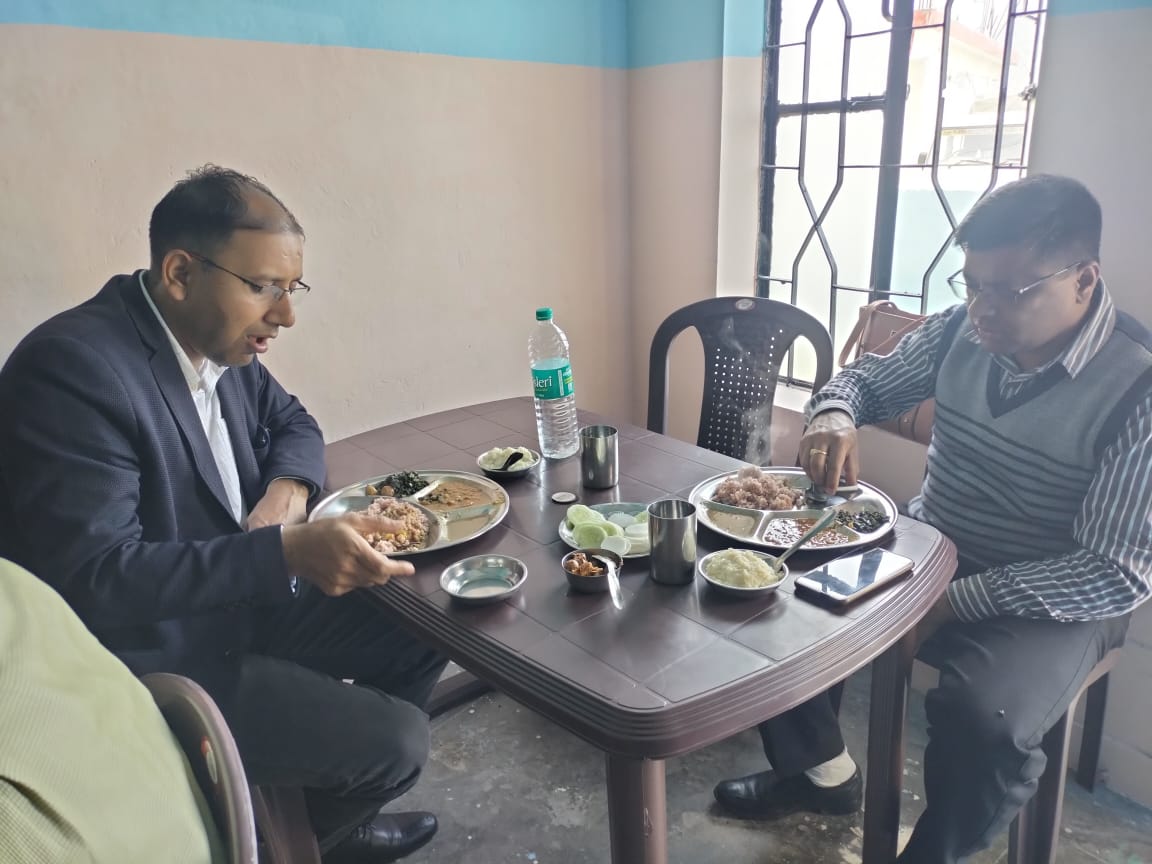 usrlmchamoli's tweet photo. विकास भवन चमोली में समूह की दीदी के भोजनालय में आज परियोजना निदेशक श्री आनंद सिंह जी एवं जिला विकास अधिकारी/ जिला मिशन प्रबंधक डॉ महेश कुमार जी ने पहाड़ी भोजन किया।
@cdo_chamoli
@drkohlib4u
@MoRD_GoI
@UsrlmOfficial
@narendramodi
@ChamoliDm
@DAY_NRLM
@USRLMDehradun
@UsrlmOfficial https://t.co/jp9Ov9ZwoU