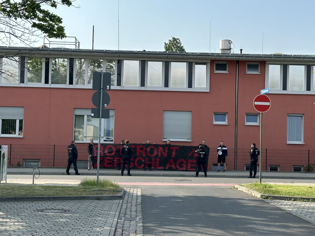 Nach Abpfiff formierte sich eine Neonazi Kundgebung unter dem Namen „Rotfront Zerschlagen“. 
Die Sternfans entgegneten mit Sprechchören.

Es gibt kein ruhiges Hinterland!

#Wurzen #RoterSternLeipzig #Nazisraus #hateSachsen #Leipzig