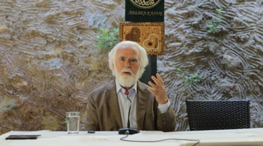 "Konformizm bir hapishanedir ve bu hapishanede esas olan bilinçsiz bir rahatlıktır." 

Atasoy Müftüoğlu