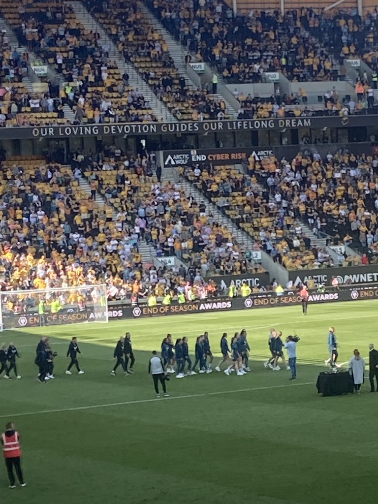 SteKyle's tweet photo. Went to the Wolves game today. Only went and saw the fabulous @bethrobbo3 and her team mates! Big up the women’s game! https://t.co/TjOo51UwLG