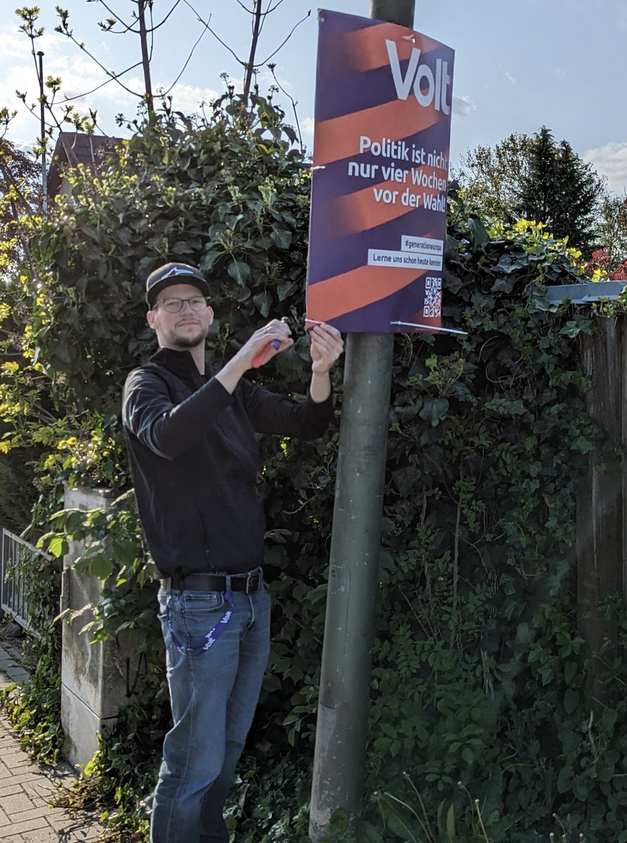 BjoernEllenberg's tweet photo. Wir haben unsere #Volt-Plakate in #Flensburg abgenommen. Vielen Dank für euren Support 😎🙏 https://t.co/NpimeXQP12