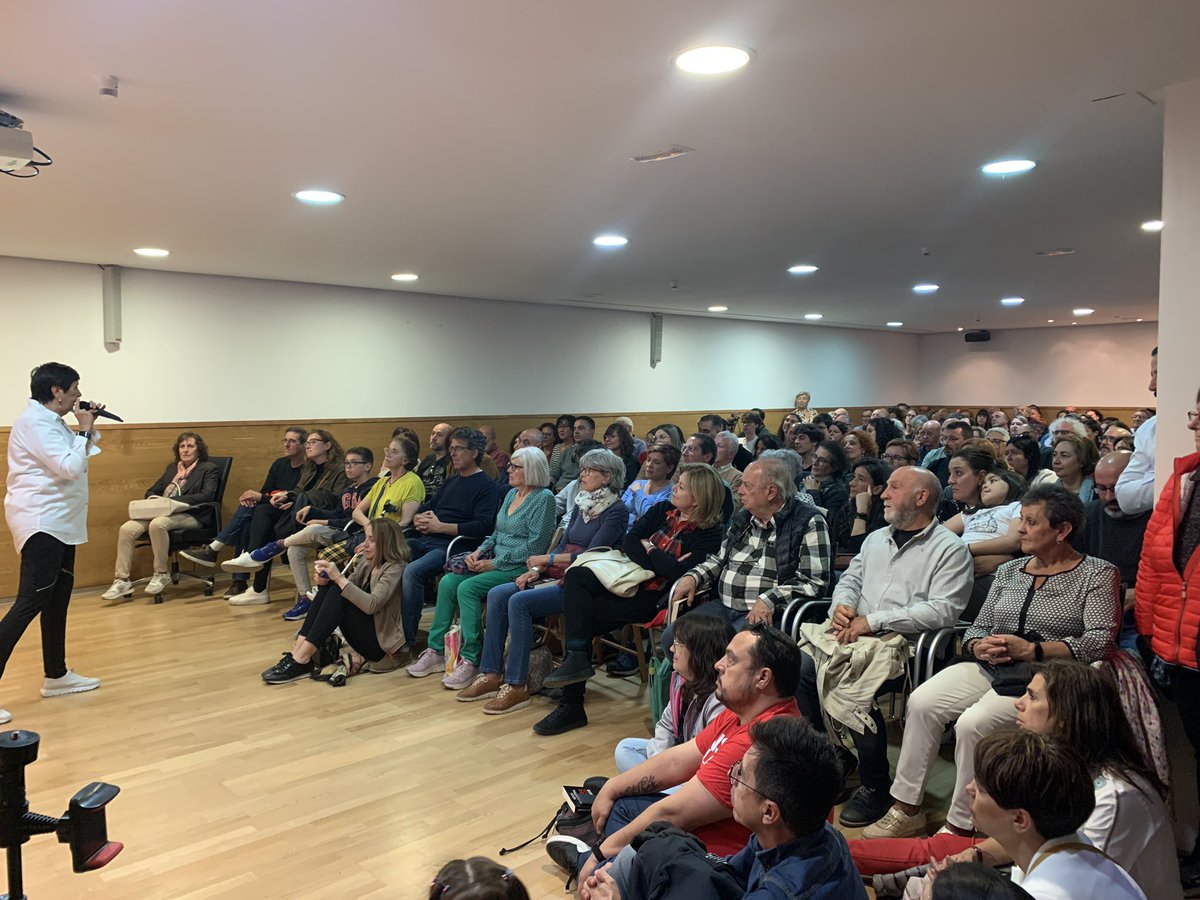 libreriaprimera's tweet image. Lleno histórico, dos pases, en el Centro e-Lea de la Villa del Libro #Urueña para escuchar a @NConcostrina