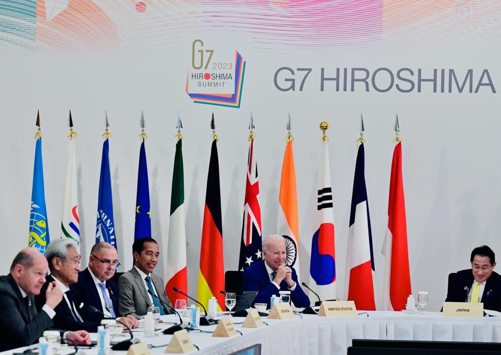 Indonesian President Jokowi invited the G7 Partnership for Global Infrastructure and Investment (PGII) to work together & support Indonesia's infrastructure development including the development of IKN at the Grand Prince Hotel, Hiroshima (20/5). 

#IndonesianWay #inidiplomasi