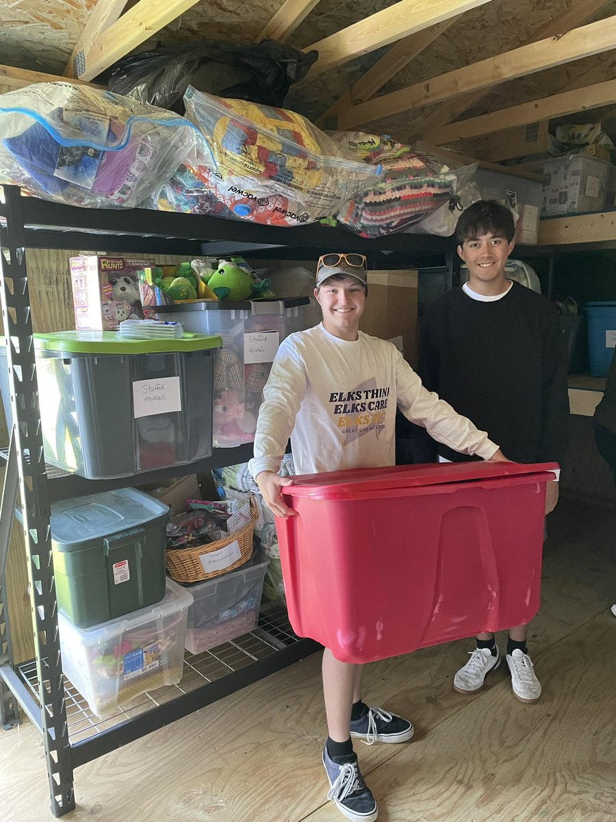 soccercited's tweet image. EAHS’s Boys Tennis Team gives back to the Elkhorn Community during the Great Give Back !#EAHSGO #1Herd
