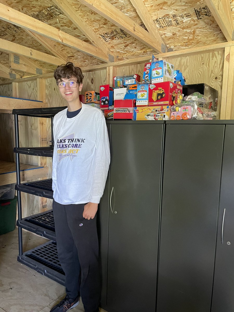 soccercited's tweet image. EAHS’s Boys Tennis Team gives back to the Elkhorn Community during the Great Give Back !#EAHSGO #1Herd