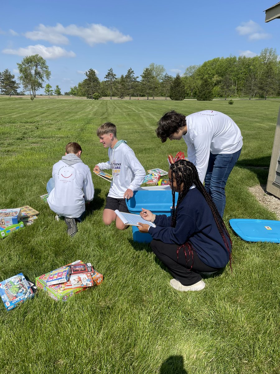 soccercited's tweet image. EAHS’s Boys Tennis Team gives back to the Elkhorn Community during the Great Give Back !#EAHSGO #1Herd