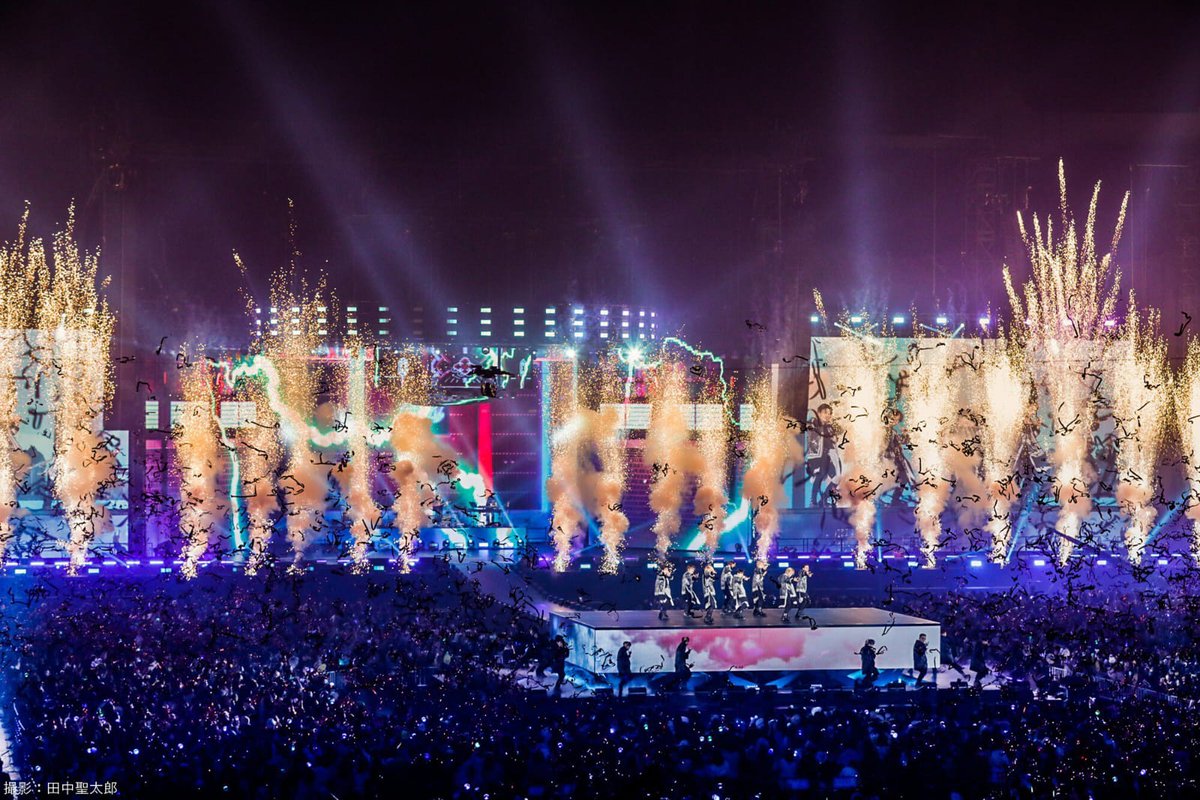 SKZBNesp's tweet photo. [📸] "Segundo día de concierto de @Stray_Kids en Kyocera Dome, Osaka.

La retransmisión será el 27 de mayo a las 17:00 KST!!

Disfruta de la actuación increíble y del fascinante MC 💖

¿Cómo verlo?
Por favor, consulta:
🔗https://t.co/owAVdT2Gw1 "

— 🐈‍⬛

#StrayKids #スキズ https://t.co/tFuX3bHPSS
