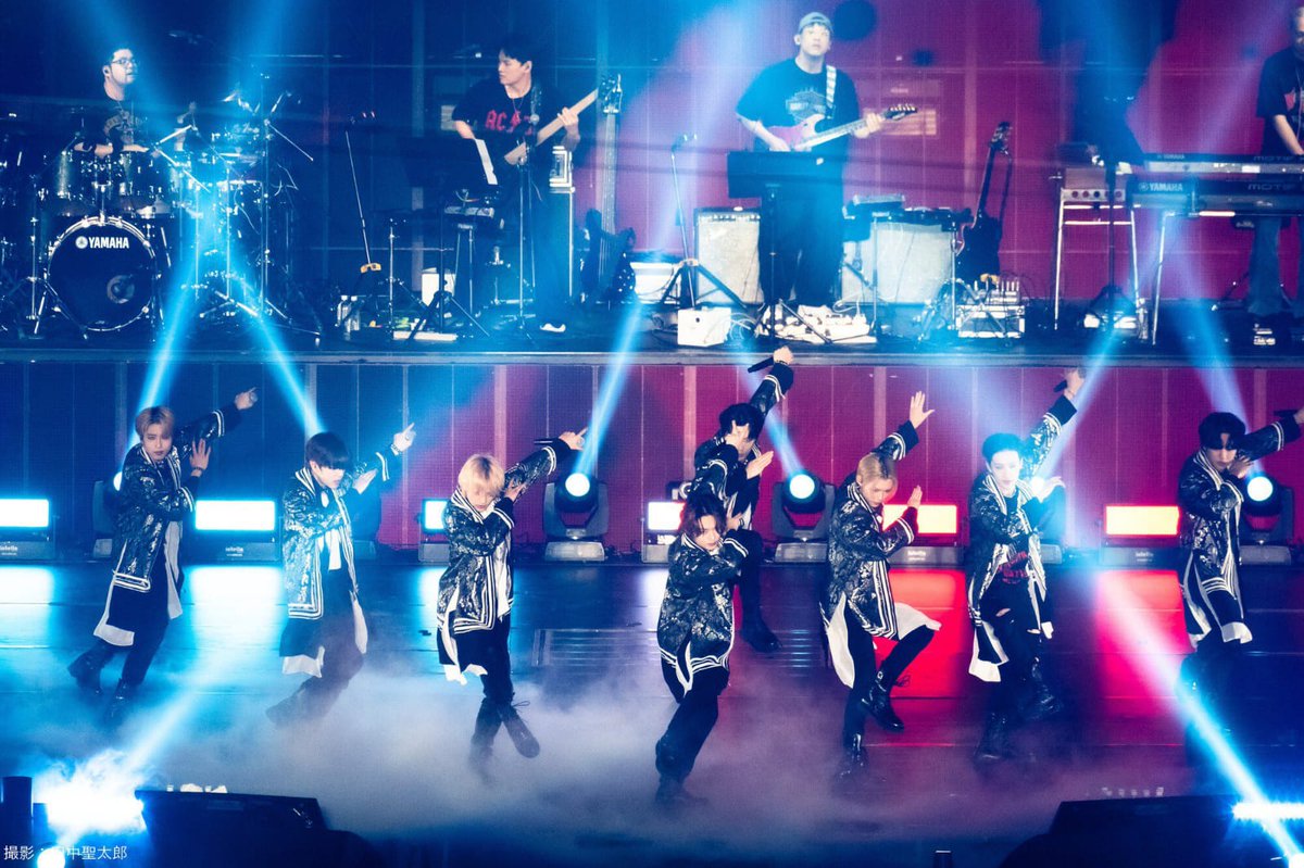SKZBNesp's tweet photo. [📸] "Segundo día de concierto de @Stray_Kids en Kyocera Dome, Osaka.

La retransmisión será el 27 de mayo a las 17:00 KST!!

Disfruta de la actuación increíble y del fascinante MC 💖

¿Cómo verlo?
Por favor, consulta:
🔗https://t.co/owAVdT2Gw1 "

— 🐈‍⬛

#StrayKids #スキズ https://t.co/tFuX3bHPSS