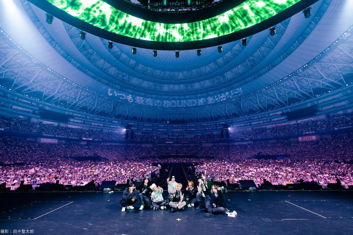 SKZBNesp's tweet photo. [📸] "Segundo día de concierto de @Stray_Kids en Kyocera Dome, Osaka.

La retransmisión será el 27 de mayo a las 17:00 KST!!

Disfruta de la actuación increíble y del fascinante MC 💖

¿Cómo verlo?
Por favor, consulta:
🔗https://t.co/owAVdT2Gw1 "

— 🐈‍⬛

#StrayKids #スキズ https://t.co/tFuX3bHPSS