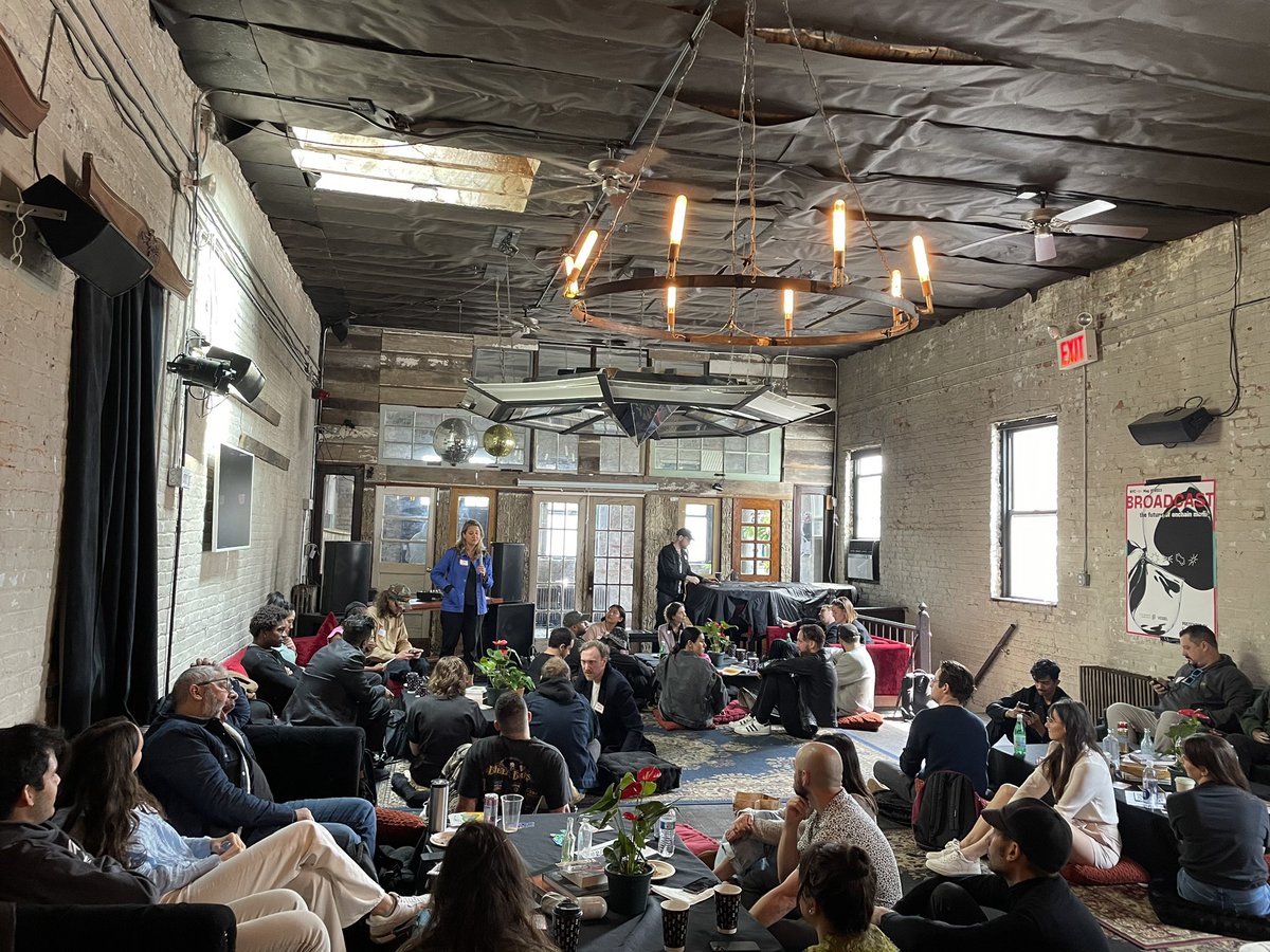 shanvasion's tweet photo. There were no panels. Just friends sharing boldly and truthfully their visions for better digital business models. 

This is how alpha is created. Vibes are value. And we recorded this shit. Onchain. Follow to watch👄📺

#BroadcastSummit @Livepeer @seedclub @onvessel_world https://t.co/86Vn29leqm