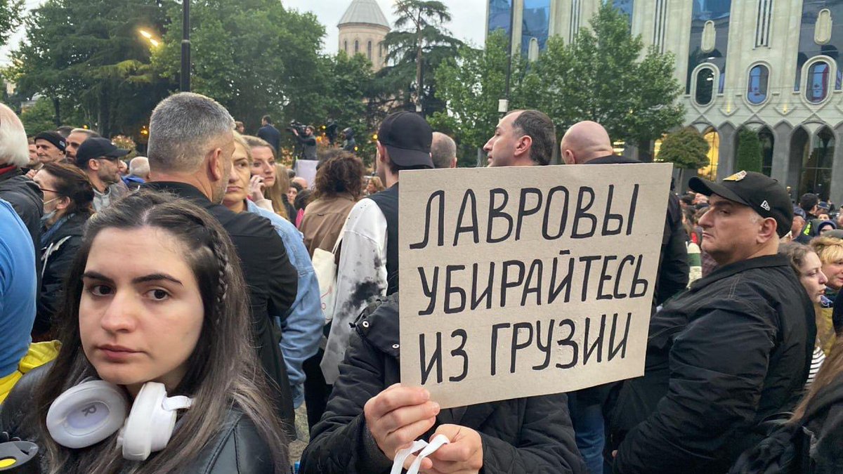Дочь и зять Лаврова уехали из Грузии под охраной грузинской полиции и службы госбезопасности, сообщает Mtavari.

В стране проходят акции протеста против возобновления авиасообщения с Россией.
