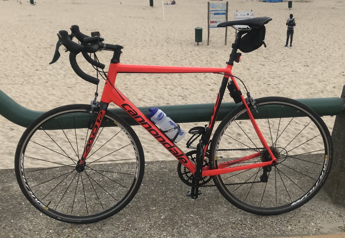 LorenzMaroldt's tweet photo. Heute frisch aus meinem Keller nahe der Brückenstraße (Mitte/Kreuzberg) geklaut: ein Cannondale Caad 12, rot-orange, Bj. 2015  und ein Specialized Diverge, schwarz mit dunkelroter Aufschrift, Bj. 2020. Beide außergewöhnlich groß (Rh 66 bzw. 64), am Specialized war ein Lenkerkorb. https://t.co/CdQW9U7Nuv