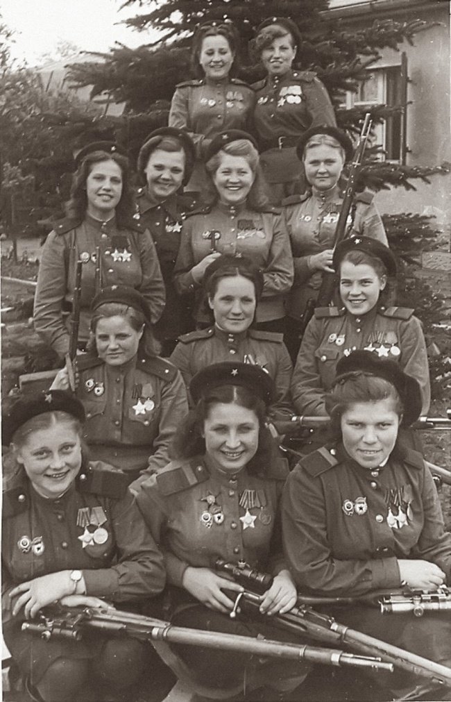 RelatocuriosoK's tweet photo. - Francotiradoras femeninas soviéticas, 1er Frente bielorruso. Dispararon a 775 soldados alemanes. https://t.co/9m2gEu5UKB