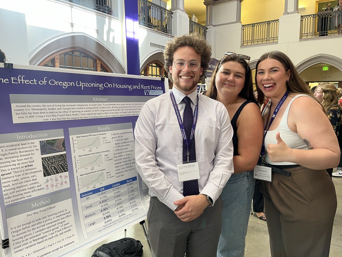 ScientificErika's tweet photo. undergrad research symposium = success https://t.co/9cnxBfRa3Y