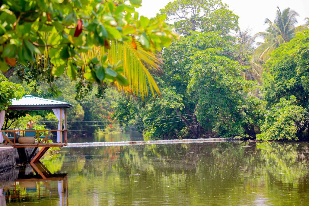 MITURElSalvador's tweet photo. Turismo también es cuidar de nuestros recursos naturales. 🍃

Junto a @MedioAmbienteSV hemos instalado una río barda en La Bocana de playa El Tunco, para evitar que los residuos lleguen al mar. https://t.co/tZQtaBUTc5