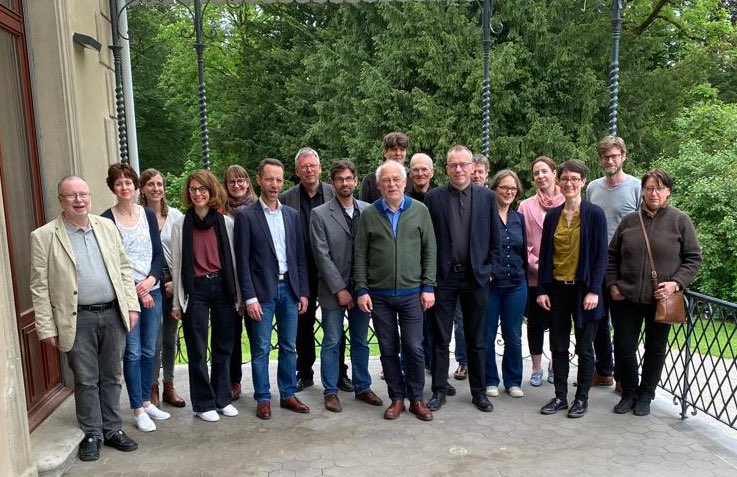 WeisserBernhard's tweet photo. Der schöne 16. ikmk.net-Geburtstag endet mit einem Apero in der Villa Bühler vom @Muenzkabinett #Winterthur. Vielen Dank an @bzaech und sein tolles Team! Nächstes Jahr sind wir in #Berlin. @kulturSPK #Numismatik #museumistmehr https://t.co/2FU1b68xBR