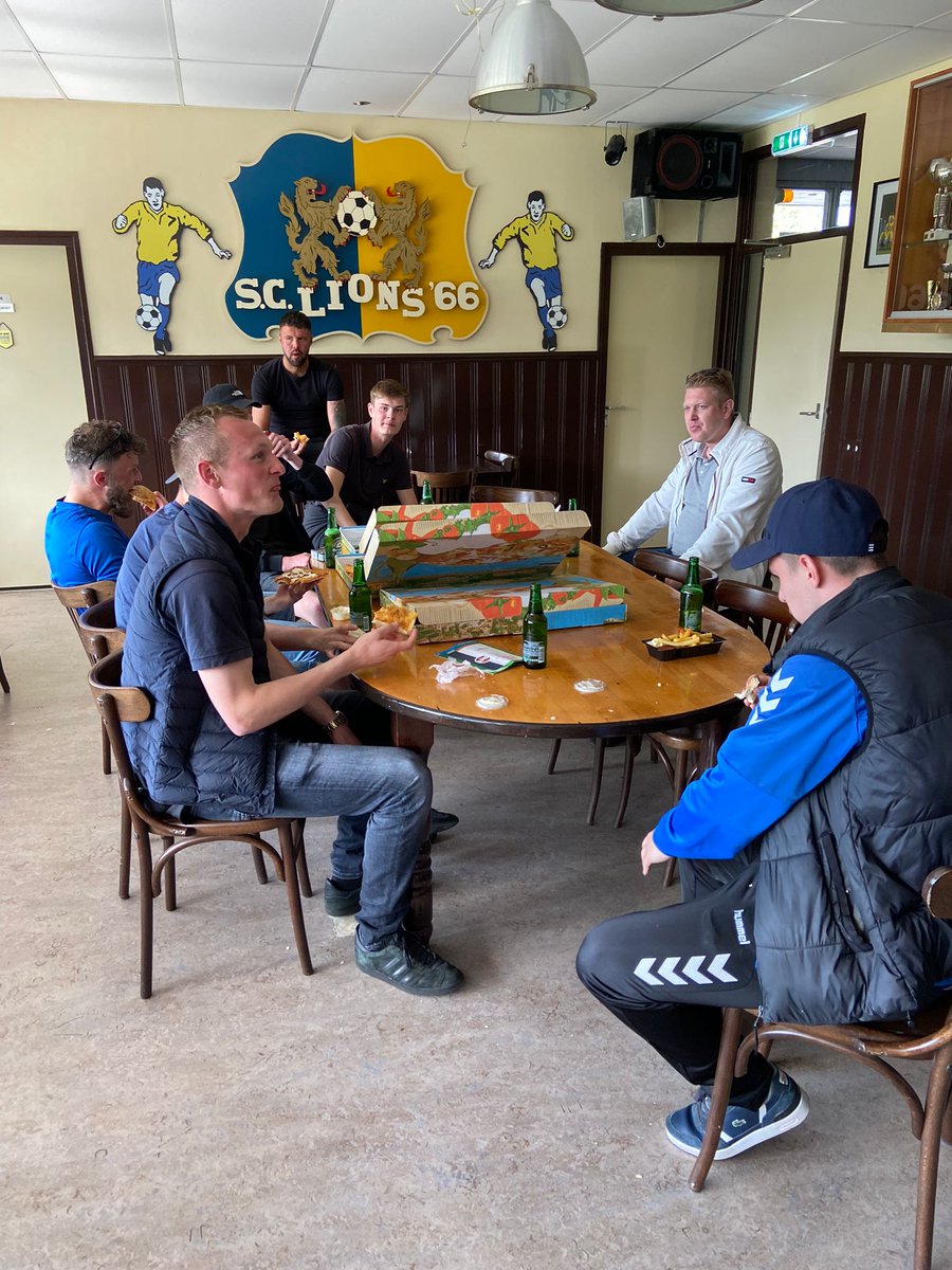 hsclions66's tweet photo. Eet smakelijk mannen! 🍕🍕🍻 https://t.co/ZyvsQT0z9F