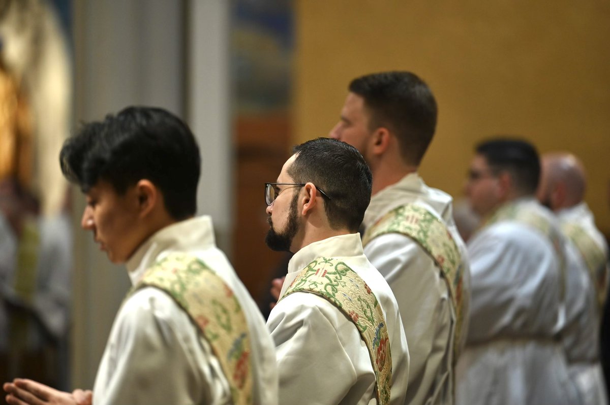CLEpriesthood's tweet photo. YOUR NEW PRIESTS!

God bless Fathers David, Dominic, Fabian, Ian, Jeffrey, and Christopher as they begin their priestly ministry in the @DIOCESEofCLE https://t.co/1srhhXRdZV