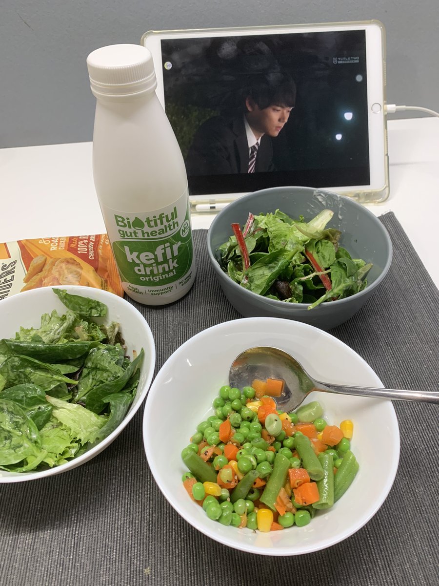 #catchup
The old vines, the old crows, the air conditioning, the coke and watermelon, catching up on the drama, lying on the sofa, the sun setting, the mood is so good that it explodes.🥝🥬