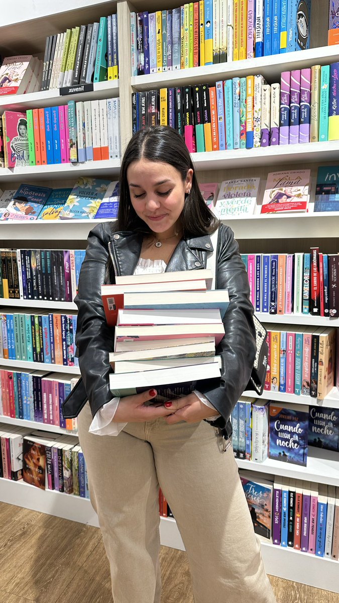 pammebooks's tweet photo. mi novio se ha metido en una librería conmigo y como regalo de cumpleaños me ha dicho "tienes dos minutos para coger los libros que puedas"

¿el premio a mejor novio? se lo lleva el mío. https://t.co/YB4pp2413F