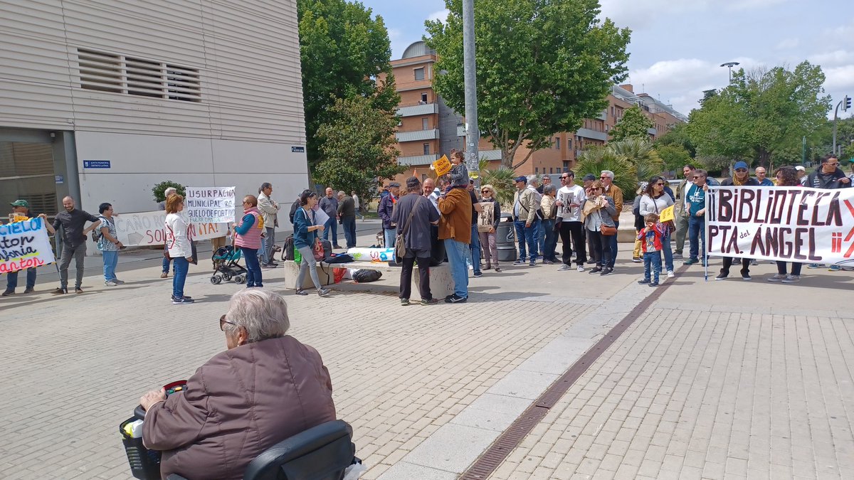 iunidalatina's tweet photo. Esta mañana hemos estado acompañando a l@s vecin@s de nuestro distrito en la concentra frente a la @JMDLatina
Esta corporación sale del @MADRID con asuntos importantes #sinresolver, #problemas creados innecesariamente y la lista de beneficios para la gente prácticamente #vacía. https://t.co/ncQGHclBos