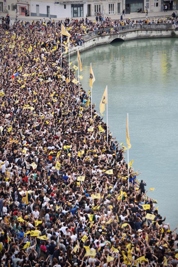 Bravo et de deux ! ⭐️⭐️Le <a href="/staderochelais/">Stade Rochelais</a> réalise l’exploit en battant <a href="/leinsterrugby/">Leinster Rugby</a> 27 à 26 et remporte la plus prestigieuse des coupes d’Europe <a href="/ChampionsCup_FR/">Investec Champions Cup France</a>. Les Charentais-Maritimes sont fiers de votre parcours !💛🖤🏉
#Dept17_partenaire