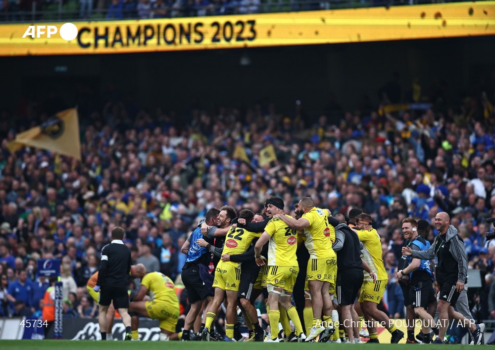 🏉 #LaRochelle a conservé son titre en #Championcup  en s'offrant le #Leinster (27-26), à Dublin, au terme d'une immense finale #AFP