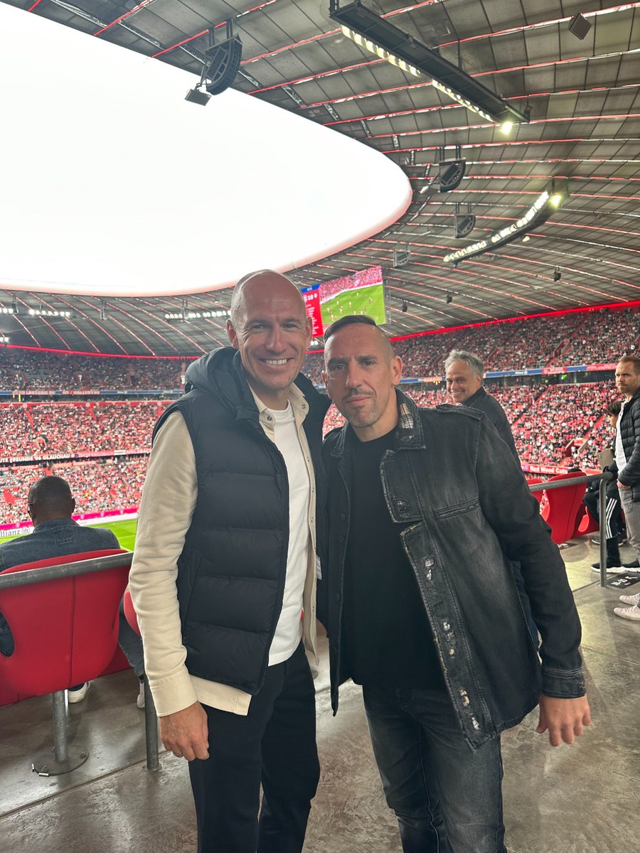 Ihr wolltet sie zusammen, jetzt habt ihr sie zusammen! ❤️ @ArjenRobben 🤝 @FranckRibery 🔴⚪

#MiaSanMia #FCBayern #FCBRBL