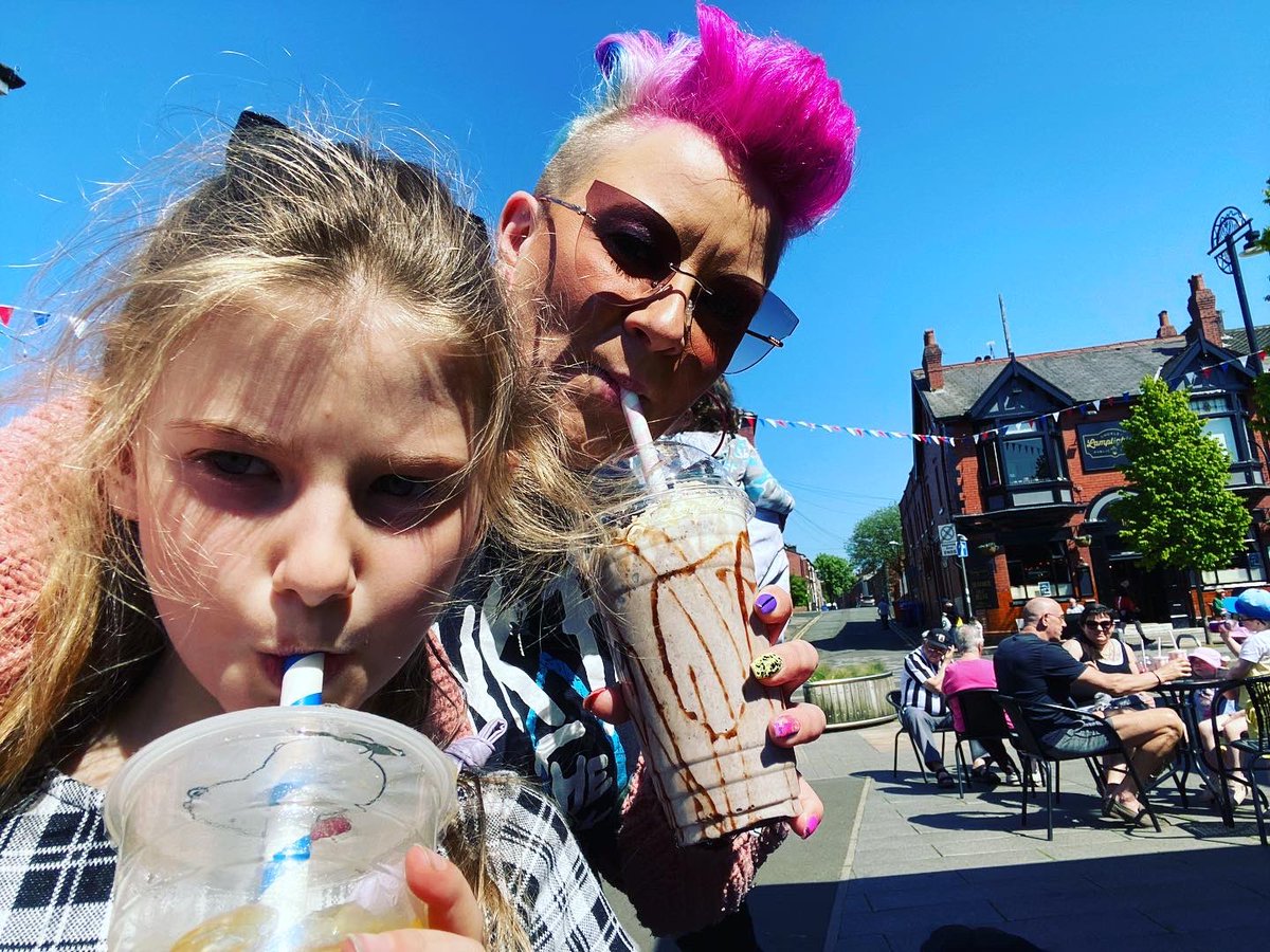 LoobyDooby22's tweet photo. Bubble 🫧 tea 🧋 & milkshakes 🥤in the sunshine ☀️ #boba #millshakes
#SaturdayVibes https://t.co/8BUOs3PDLV